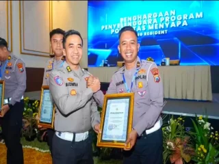 Ditlantas Polda Jatim Beri Penghargaan Terbaik Ke-4 Program “Polantas Menyapa” Kepada Satlantas Polres Sampang