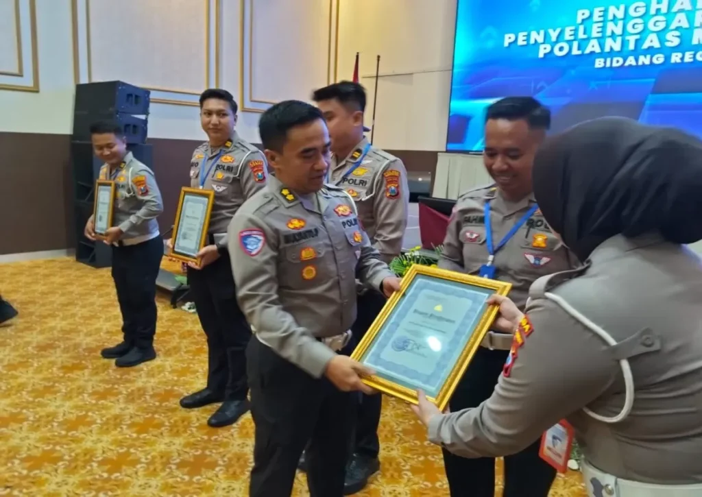 Ditlantas Polda Jatim Beri Penghargaan Terbaik Ke-4 Program “Polantas Menyapa” Kepada Satlantas Polres Sampang