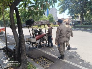 Diduga Tebang Pilih, Penertiban Satpol PP Kecamatan Krembangan Tuai Sorotan