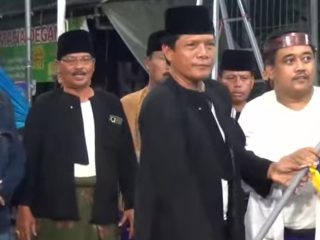 Tradisi Remoh Sandur Kian Solid, Pro Suramadu Serahkan Dua Unit Ambulans Gratis