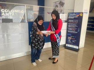 Tingkatkan Rasa Nasionalisme di Momen Peringatan Hari Kartini, Petugas Satpas Colombo Berbaju Berkebaya dan Berbagi Coklat