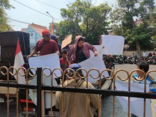 Pedagang Pasar Gersikan Meradang, Balai Kota dan DPRD Surabaya di Demo Puluhan Emak-emak