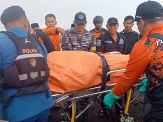 LAPORAN LAKA LAUT PERAHU  TENGGELAM 1 MENINGGAL DUNIA DAN 2 BELUM DI TEMUKAN di AREA DEPAN PELABUHAN PLTU GRESIK 