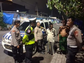 Patroli Dialogis Polres Pelabuhan Tanjungperak Imbau Warga di Pesisir Surabaya Antisipasi Banjir Rob.