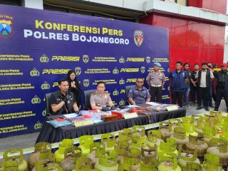 Polres Bojonegoro Amankan Tersangka Pengoplos LPG Subsidi 3 Kg dan Ratusan Tabung Gas