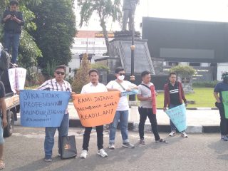 FAAM Gelar Aksi Damai di Polrestabes Surabaya, Tuntut Evaluasi Kinerja dan Tegaknya Keadilan