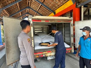 Polres Pelabuhan Tanjungperak Bantu Petani Distribusikan Jagung Hasil Panen ke Bulog