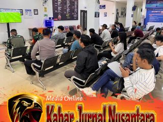 Ciptakan Suasana Nyaman, Satlantas Hadirkan Nobar Piala Dunia dan Pemohon SIM Bikin Antrean SIM Makin Ceria