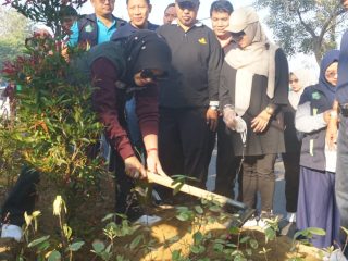 Tanam 644 Pucuk Merah, Wabup Mimik Idayana Ajak Warga dan PKL Wujudkan Sidoarjo Bersih dan Asri