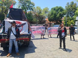 Dugaan Pelanggaran Oknum Guru SMAN 19 Surabaya, Massa Demo Dindik Jatim Tuntut Sanksi Tegas