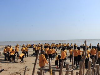 Aksi 'Jogo Omah', Polresta Tuban Gelar Green Policing di Pantai Jenu Bersama Masyarakat