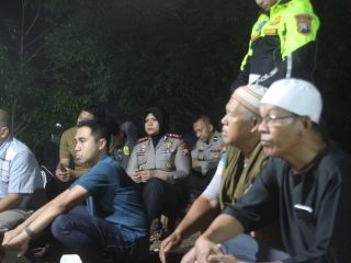 Polisi Bersama Masyarakat, Kapolres Probolinggo Dampingi Keluarga Korban Karhutla TNBTS hingga Peristirahatan Terakhir