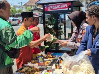 Mendayung Gerobak, Menakar Jarak Polisi dan Rakyat