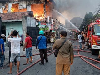Si-Jogo Merah Menggila di Kedinding Lor, Gudang Percetakan Jadi Lautan Api